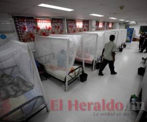 Las salas de los principales centros hospitalarios del país se encuentran colapsadas debido a la gran cantidad de personas infectadas por el virus del dengue. Foto: EL HERALDO.
