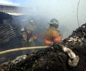 Las paredes quedaron tan afectadas por el fuego que tendrán que ser derribadas para evitar que provoquen otra tragedia. (Foto: El Heraldo)