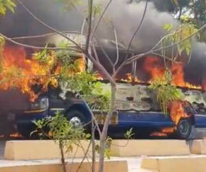 Los pasajeros tuvieron que salir huyendo al escuchar a delincuentes que iban a quemar el bus por la falta de paso de extorsión. (Foto: RedInformativaH)