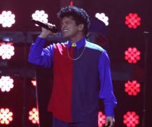 En esta imagen de archivo, tomada el 22 de febrero de 2017, el cantante Bruno Mars actúa en los Brit Awards, en Londres.