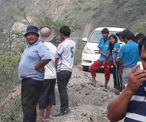 El vehículo iba sobrecargado de pasajeros y el barranco por el que cayó medía 100 metros de profundidad (Foto: Redes)