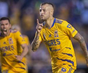 Nicolás López de Tigres celebra tras anotar ante Querétaro durante el partido del torneo de fútbol mexicano Apertura 2021 en el estadio Universitario de Monterrey. Foto:AFP