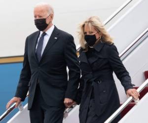 Biden y su esposa Jill llegando a la base aérea de Dover, en Delaware. Foto: AFP