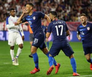 Christian Ramírez #21 de Estados Unidos celebra con Sebastian Lletget #17 y Paul Arriola #14, luego de marcar un gol contra Panamá durante la segunda mitad del amistoso internacional en el estadio State Farm. (AFP)