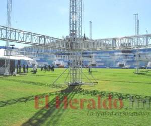 La estructura donde se ubicará el escenario principal para el acto de la toma de posesión ya comenzó a ser montada sobre la cancha del Estadio Nacional. Foto: Marvin Salgado/El Heraldo