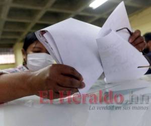 Los electores llegaron a las urnas a depositar masivamente el voto a favor de Xiomara Castro que se convertirá en la primera mujer presidenta en 200 años de la historia de la política hondureña. Foto: El Heraldo