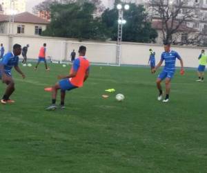 La Selección Olímpica de Honduras durante su primer entrenamiento en Brasil (Fotos: Fenafuth)