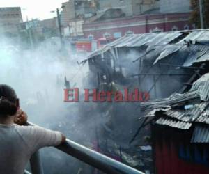 Este domingo se desató un voraz incendio en los mercados de Comayagüela. Fotos Marvin Salgado/EL HERALDO