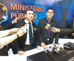 El director de fiscales Rolando Argueta y el jefe de la unidad de apoyo fiscal, Roberto Ramírez Aldana, en conferencia de prensa. (Foto: David Romero)