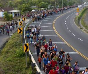 La caravana de migrantes continuó el viernes su recorrido por Honduras, Guatemala y México con la intención de llegar a EE UU. Foto AP