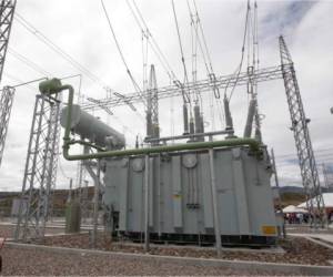 El sistema eléctrico del país tiene una extensión de 34,000 kilómetros y cubre el 94% del territorio que requiere energía. La demanda aumenta 9% cada año, según informes de la ENEE.