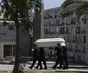 Los trabajadores llevan un ataúd al crematorio en el cementerio El Ángel en Lima, Perú. Foto: Agencia AP.