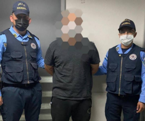 El joven ecuatoriano fue capturado tras ser denunciado por las alumnas después de la presunta agresión.
