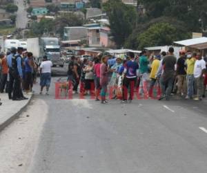 Por varias horas el paso estuvo interrumpido, hubo enfrentamiento entre la Policía y vendedores. Fotos: Efraín Salgado/EL HERALDO.