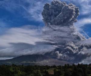 La erupción del lunes no produjo de momento ningún herido ni muerto, pero las autoridades indonesias advirtieron ante la intensa actividad en el volcán.