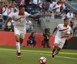 Paolo Guerrero celebra el único tanto del juego.