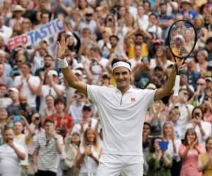 El suizo Roger Federer se despide del público tras derrotar al francés Lucas Pouile en partido de sencillos en el sexto día de competencia en Wimbledon, el sábado 6 de julio de 2019, en Londres. (AP Foto/Tim Ireland)