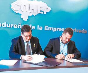 El subsecretario Mario Kafati y Gabriel Molina del Cohep en la firma.