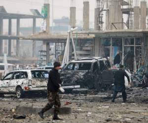 Personal de seguridad afgano inspecciona el lugar de un ataque en Kabul, Afganistán, el domingo 20 de diciembre de 2020. Foto: AP