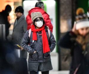 En Corea del Sur se formaban filas de cientos de personas para comprar mascarillas en una tienda de productos de precios reducidos.