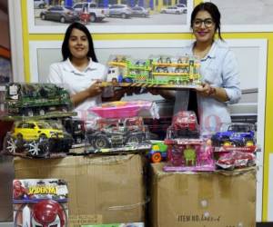 EL HERALDO recibe la donación de juguetes por parte de Almacenes Xtra en Tegucigalpa. Foto: Marvin Salgado/EL HERALDO