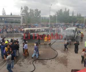 Los conductores de buses fueron obligados a detener en medio de la calle las unidades.