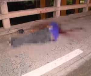 El cuerpo de Francisco Alonso quedó tirado en la acera del puente de la vía rápida. Foto: Cortesía
