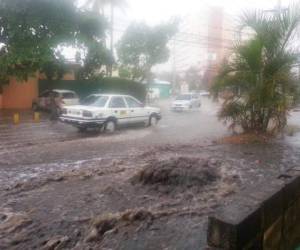 Calles inundadas en la colonia Miramontes de Tegucigalpa.