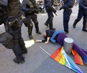 La mujer que cayó herida en una protesta de los chalecos amarillos en Niza, Francia. (Foto: AP)