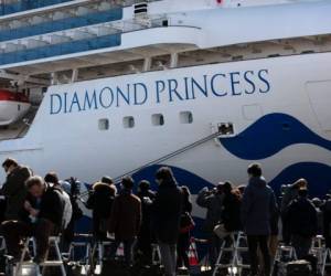 Miembros de la prensa se congregan cerca del barco Diamond Princess en Yokohama, Japón, el martes 11 de febrero de 2020.
