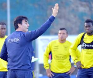 Quinteros el entrenador de Ecuador da indicaciones a sus jugadores.
