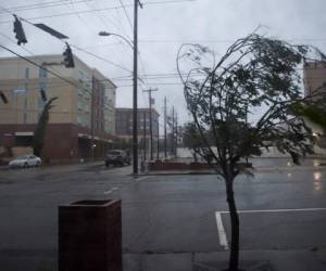 En Wilmington los vientos y la lluvia se hacían sentir esta mañana y pocas personas permanecen en las calles. (Foto: AP)