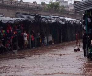 El mercado de la capital de Honduras reporto una leve inundación esta tarde.