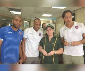 El volante hondureño Wilson Palacios pasó de jugador a mesero (Fotos: Twitter del club)