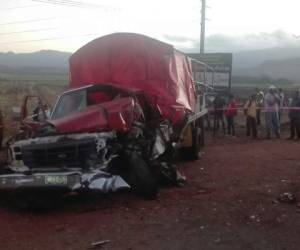 El vehículo en el que se transportaban las personas quedó destruido. (Foto: Bomberos de Honduras/ El Heraldo Honduras/ Noticias Honduras hoy)