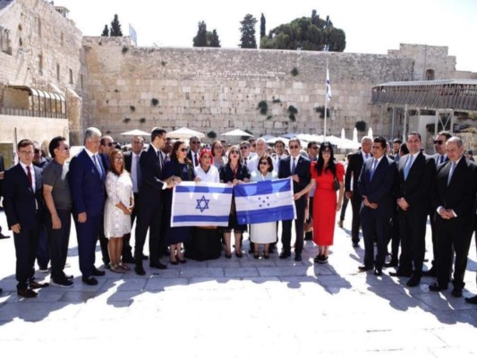 Exfuncionarios, diputados y funcionarios viajaron a Israel con el presidente Juan Orlando Hernández.