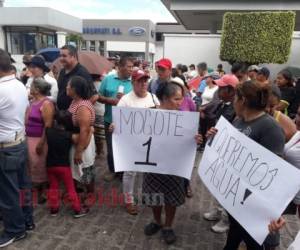 Los pobladores realizaron un plantón frente a las instalaciones del SANAA. Foto: Efrain Salgado/ EL HERALDO.