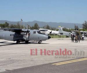 Las autoridades de las Fuerzas Armadas procedían a trasladar vía aérea la mañana de este jueves ataúdes a Gracias a Dios para los cuerpos de los 27 fallecidos. Fotos: David Romero/ El HERALDO.