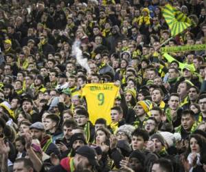 El público espera rendir homenaje al argentino Emiliano Sala. (AFP)