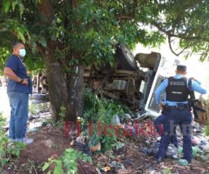 La rastra perdió el control y volcó aparatosamente a un lado de la carretera. Foto Alex Pérez| EL HERALDO