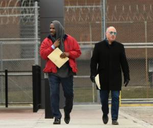 El cantante de R&B R. Kelly, izquierda, sale de la cárcel del condado de Cook, en Chicago, el sábado 9 de marzo del 2019. A su lado aparece su abogado Steve Greenberg. (AP Foto/Paul Beaty)