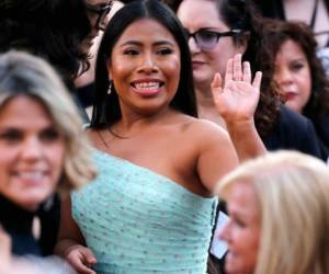 Yalitza Aparicio saludando a las cámaras durante su paso por la alfombra de los Oscar 2019. (AFP)