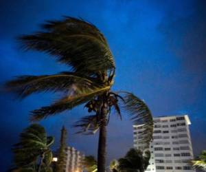 En redes sociales varios videos muestran la furia con la que Dorian arrasa con Gran Bahama, una de las isla más importantes del archipiélago de Bahamas, mismo que se convirtió en un gran río con niveles de agua que prácticamente superaban las viviendas. Foto: AP.