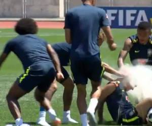 Fue el momento más divertido de la práctica brasilera y el resto del grupo estaba sonriendo mientras Coutinho se limpiaba la cabeza.Foto: Redes Sociales