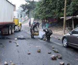 Miembros del Ejército recogieron escombros para habilitar el acceso vehicular. Foto AFP