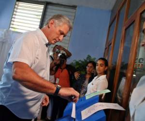 El primer vicepresidente de Cuba, Miguel Díaz-Canel, somete su voto a Santa Clara, Cuba, durante una elección para ratificar una nueva Asamblea Nacional. Foto: AFP