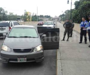 El primer vehículo encontrado se ubicó sobre el puente Estocolmo de la capital de Honduras. (Fotos: Estalin Irías / EL HERALDO )