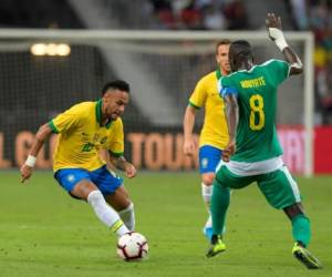 Neymar ante Cheikhou Kouyate en el amistoso Brasil ante Senegal. (AFP)