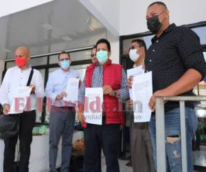 Los alcalde se presentaron al Comisionado Nacional de los Derechos Humanos (Conadeh) a interponer la denuncia. Foto: David Romero/EL HERALDO.