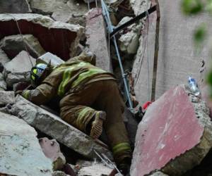 Los equipos de rescate y los vecinos trabajan para encontrar y salvar a muchas personas que se temen se encuentran bajo los escombros. Foto AFP